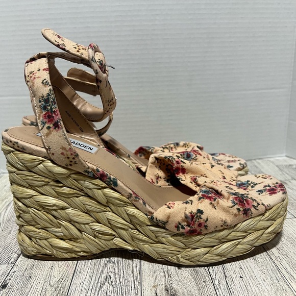 Steve Madden Shoes - Blush Pink Floral Steve Madden platform Wedges Sz 10
